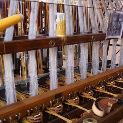 方向盘废皮变运动鞋!丰田合成与Asics的跨界环保合作